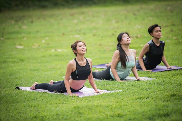 Yoga-Aktionsübung gesund im Park