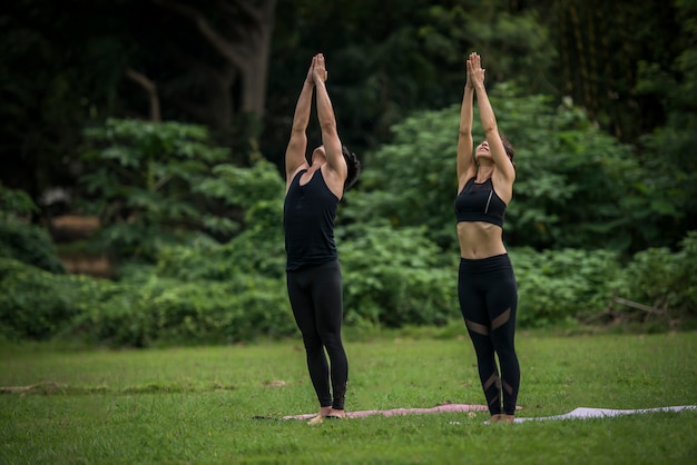 Kostenloses Foto yoga-aktionsübung gesund im park