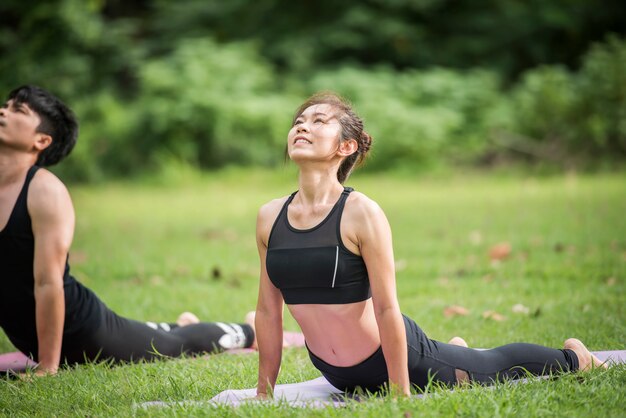 Yoga-Aktionsübung gesund im Park