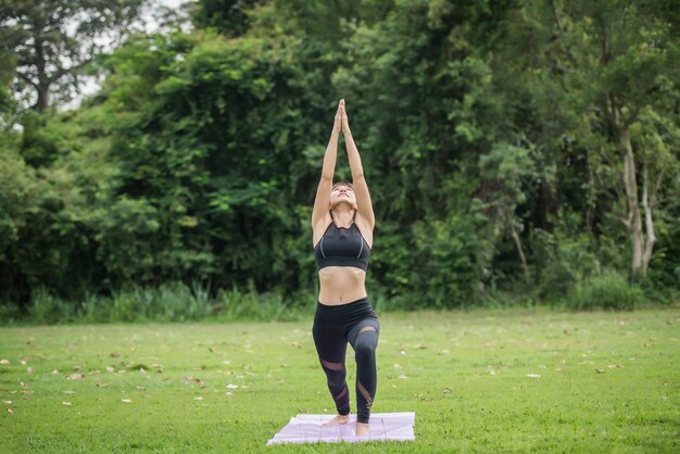 Yoga-Aktionsübung gesund im Park