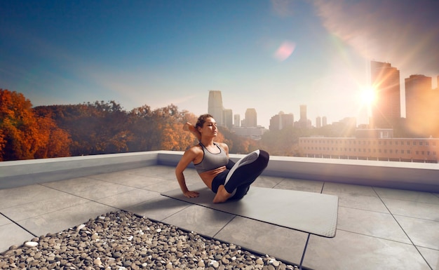 Yoga-Frau Junge Frau, die morgens Yoga tut