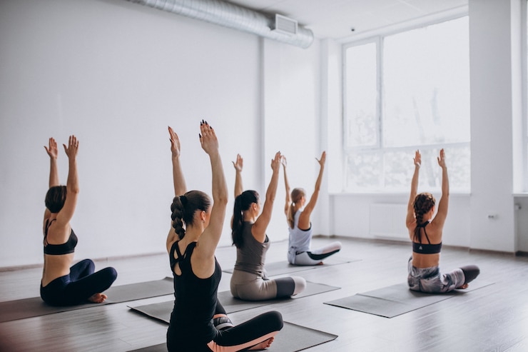 Kostenlose Foto yoga-gruppenunterricht im fitnessstudio