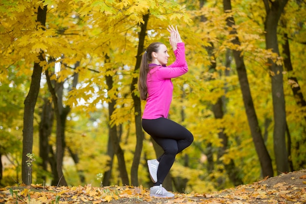 Yoga im Freien: Garudasana Haltung