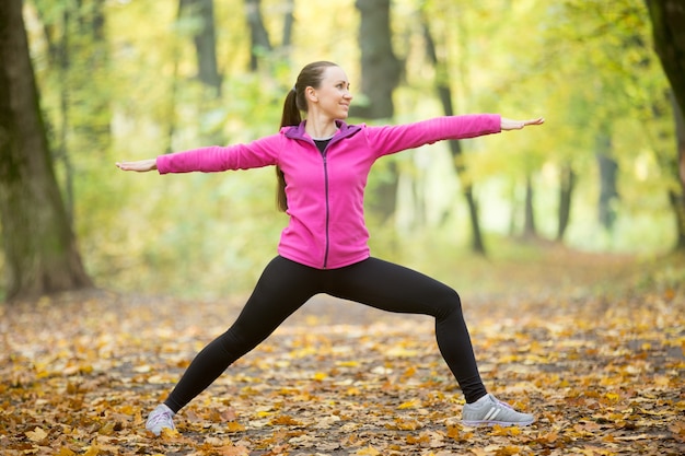 Yoga im Freien: Krieger Zwei Pose