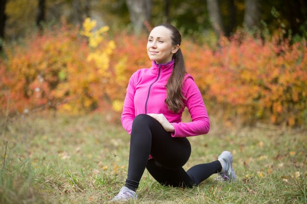 Yoga im Freien: niedrige Lunge Pose