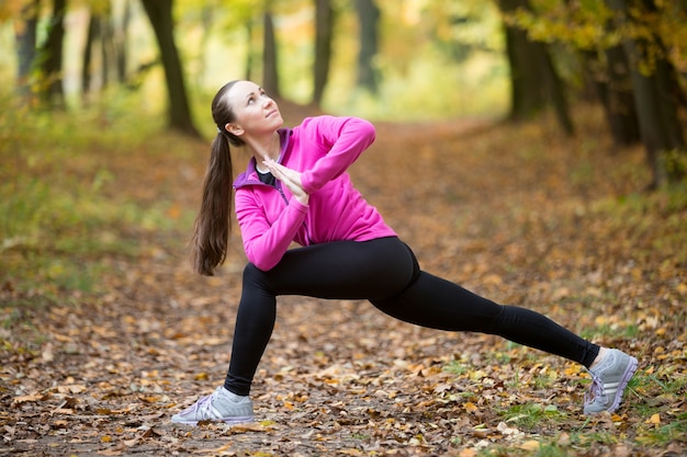 Yoga im Freien: Revolved Side Angle Pose