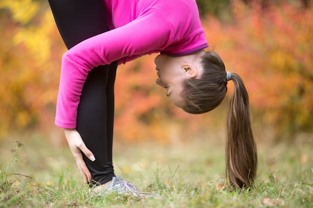 Yoga im Freien: Standing forward Bend Pose