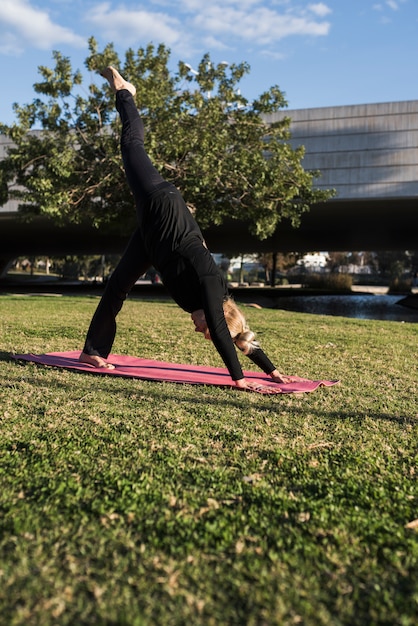 Kostenloses Foto yoga im freien