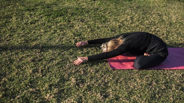 Kostenloses Foto yoga im freien