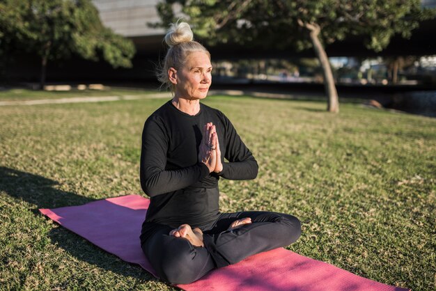 Kostenloses Foto yoga im freien