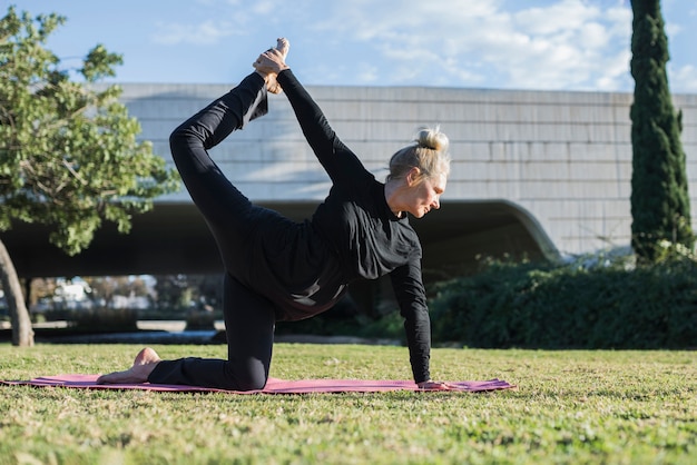 Kostenloses Foto yoga im freien