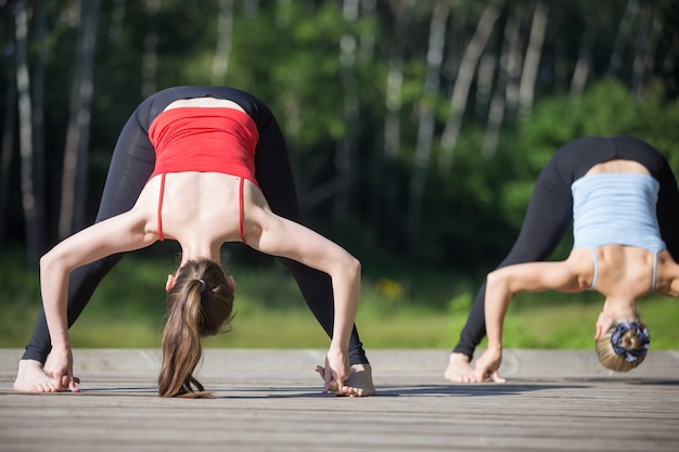 Kostenloses Foto yoga-klasse: straddle forward bend