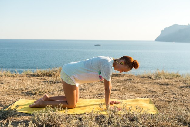 Yoga Mädchen mit drahtlosen Kopfhörern