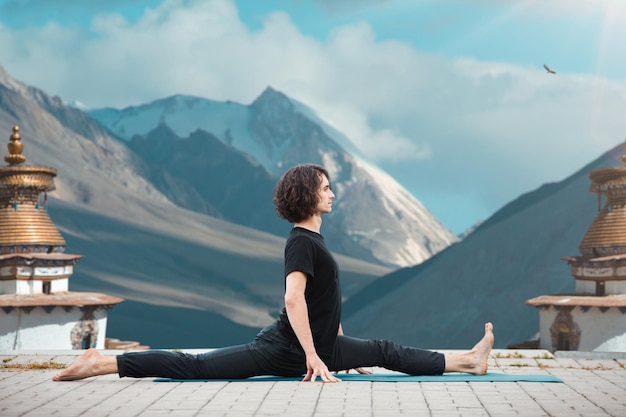 Yoga-Mann Junger Mann beim Yoga im Loft bei Sonnenaufgang