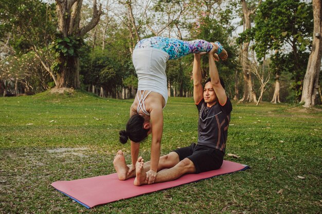 Yoga-Partner machen Akrobatik