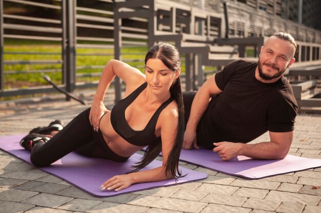 Yoga-Position, um den Körper mit jungen Freunden zu entspannen