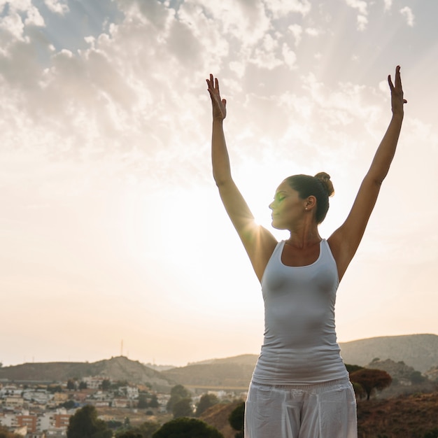 Yoga-Session mit dem Sonnenuntergang