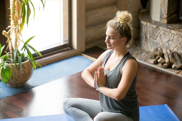 Kostenloses Foto yoga zu hause: gebetslage