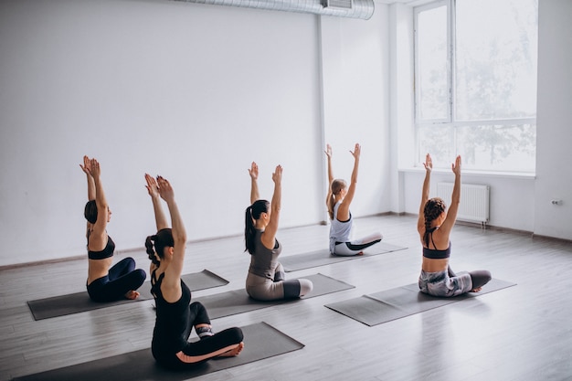 Yogagruppenklassen innerhalb der Turnhalle