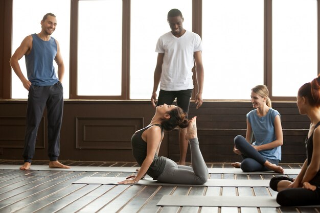 Yogalehrer, der fortgeschrittene Übung Raja Bhudjangasana durchführt