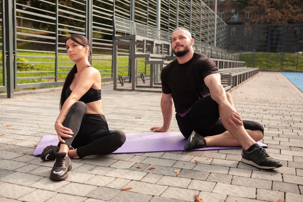 Yogaübung auf Matte mit Freunden spiegeln