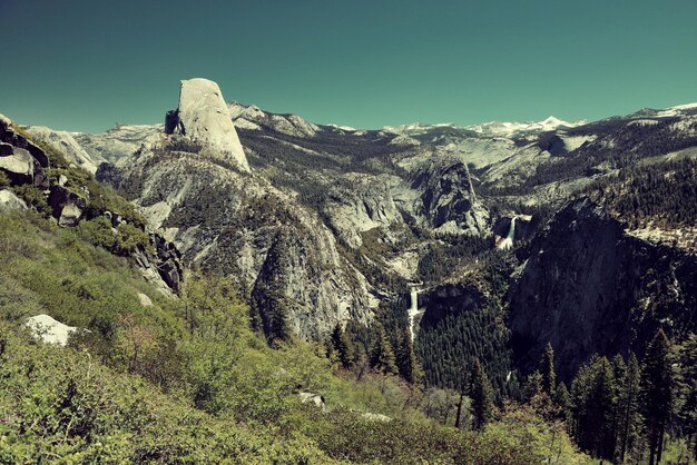 Yosemite-Bergrücken mit Wasserfall.