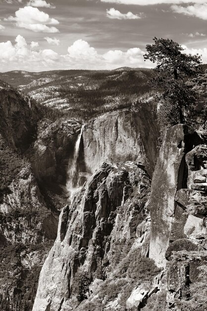 Yosemite-Gebirgsrücken mit Wasserfall in BW.