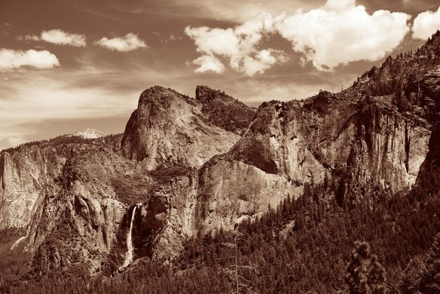 Yosemite Valley mit Bergen und Wasserfällen in Schwarz und Weiß