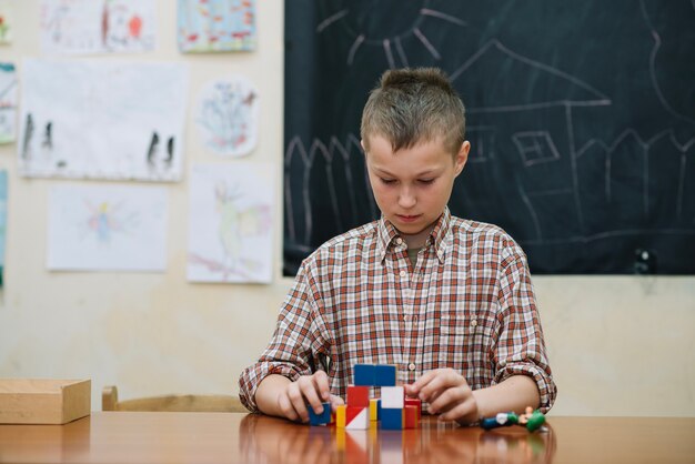 Youngster im Klassenzimmer mit Puzzle