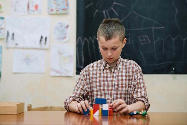 Youngster im Klassenzimmer mit Puzzle