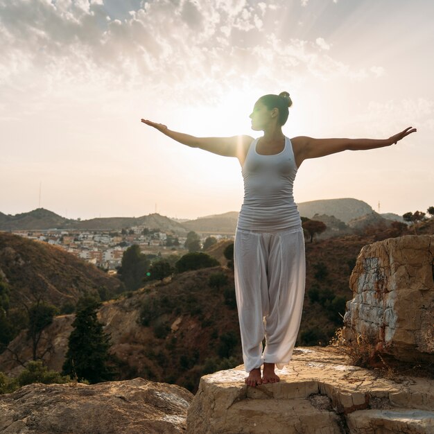 Youngwoman, Yoga, Natur und Sonnenuntergang