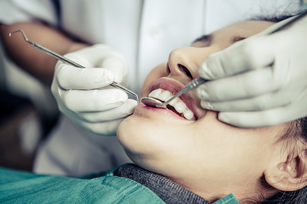 Zahnärzte behandeln die Zähne der Patienten.