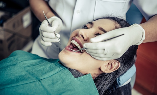 Kostenloses Foto zahnärzte behandeln die zähne der patienten.
