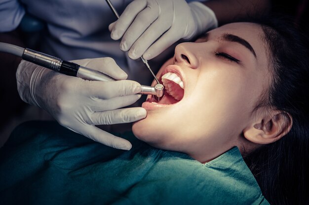 Zahnärzte behandeln die Zähne der Patienten.