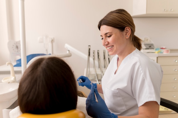 Zahnarzt, der die Patientenmonatspflege überprüft