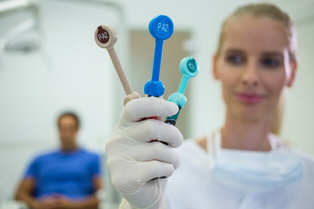 Zahnarzt mit zahnärztlichen Werkzeugen