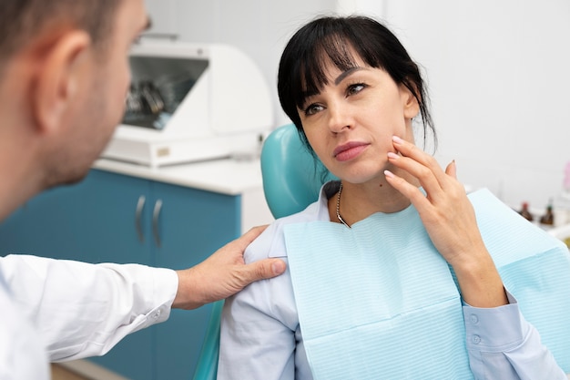 Kostenloses Foto zahnarzt untersucht den patienten