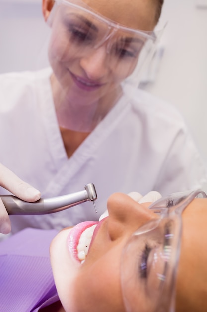 Kostenloses Foto zahnarzt untersucht patientin