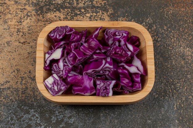 Zahnhafter Rotkohl in der Schüssel auf der Marmoroberfläche