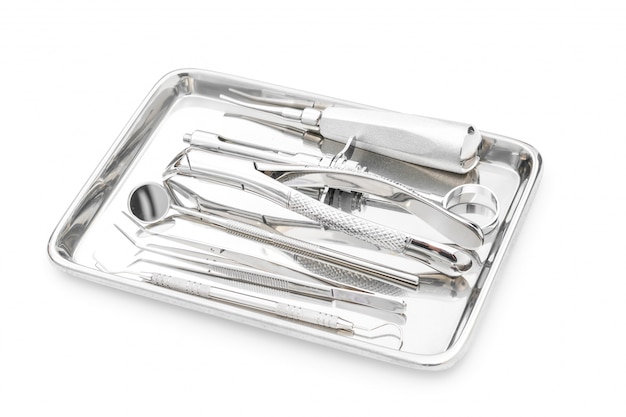 Zahnmedizinische Werkzeuge und Ausrüstung auf weißem Hintergrund.