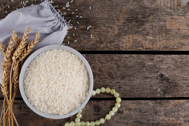 Zakat-Stillleben mit Draufsicht von Reis und Körnern
