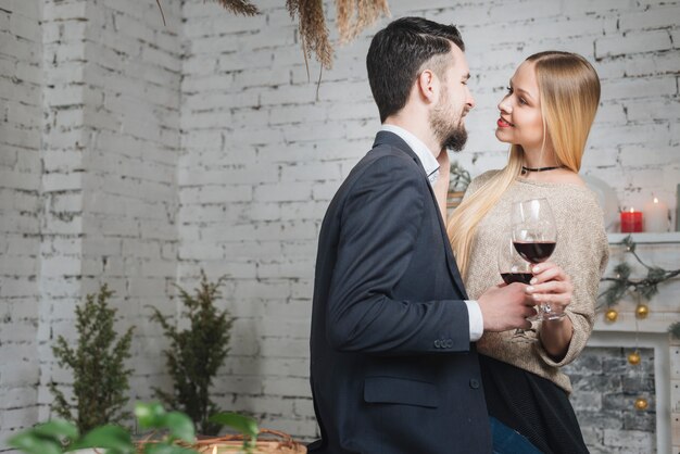 Kostenloses Foto zarte paare mit dem wein, der nah steht