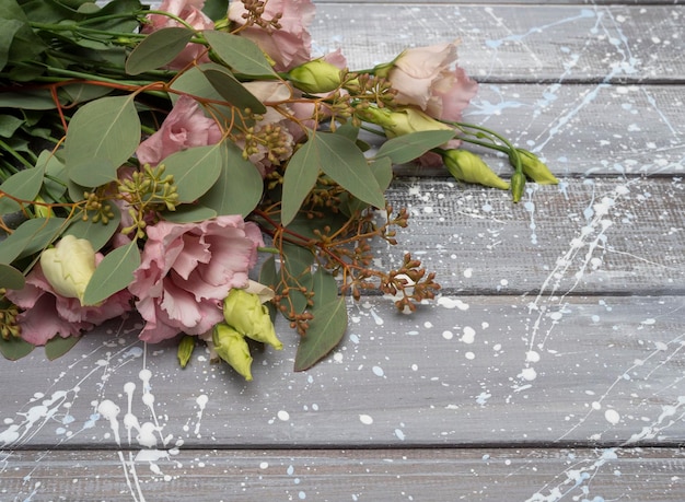 Zarte rosa blüten der eustoma- oder lisianthus-pflanze auf hellgrauem hintergrund Premium Fotos