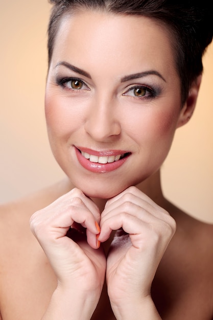 Zauber und herrlicher Brunette, die ihr Gesicht zeigen