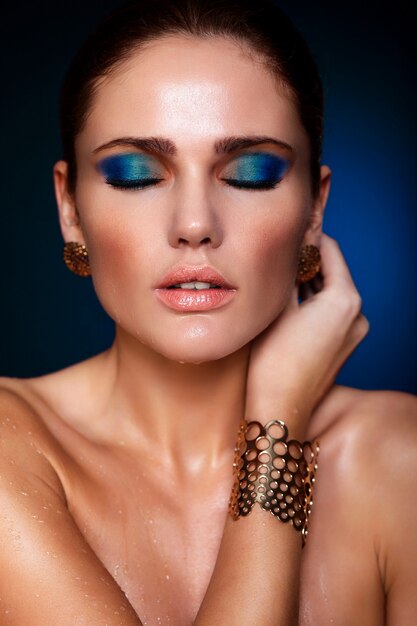 Zaubernahaufnahmeporträt des schönen sexy kaukasischen Modells der jungen Frau mit den saftigen Lippen, helles blaues Make-up, mit perfekter sauberer Haut mit geschlossenen Augen