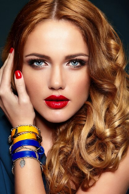 Zaubernahaufnahmeporträt des schönen sexy stilvollen blonden kaukasischen Modells der jungen Frau