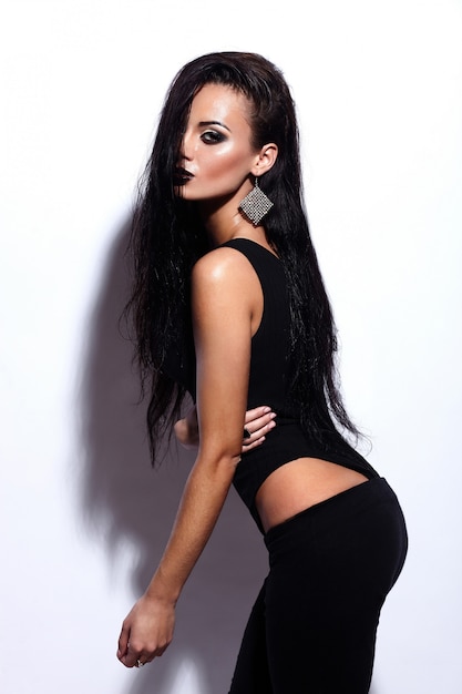 Zauberporträt des kaukasischen modells der jungen frau des schönen sexy stilvollen brunette mit den schwarzen lippen, helles make-up, mit perfekter sauberer nasser haut im schwarzen stoff
