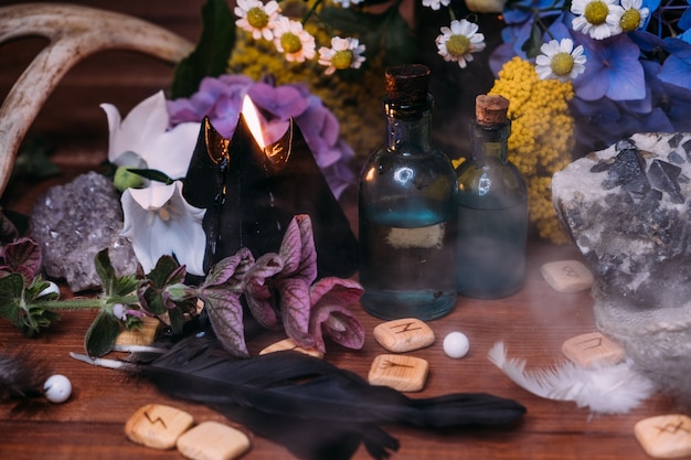 Zaubertrankflasche. hexen-halloween-konzept mit tränken, kräutern und okkulter ausrüstung.