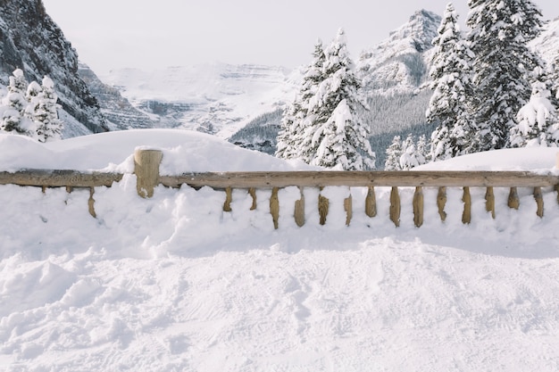 Zaun bedeckt mit Schnee in den Bergen