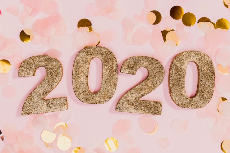 Kostenlose Foto zeichen des neuen jahres mit gold und rosa konfettis